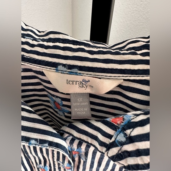 Terra and sky 1X button down floral blouse - Picture 3 of 4